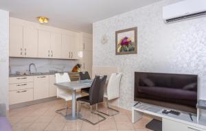 1 Bedroom Nice Apartment In Bogovici 