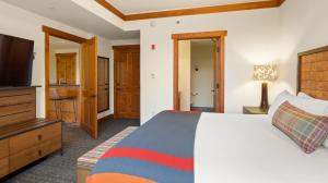 1310A 2bdrm - Lodge At Spruce Peak - Stowe Mt Resort- Ski in Ski out - Sleeps 8