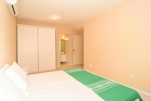 Casa em Cond. Fechado, poucos passos da Praia P539