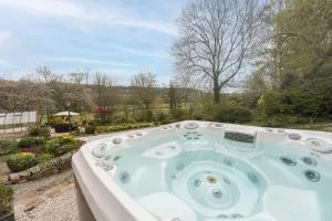 Oker Farm - Luxury farmhouse with hot tub in the Peak District - Two Dales