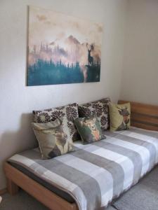 #2 Komfortables großzügiges Gästezimmer mit Gemeinschaftsbad W-Lan Airport nah Late Night Check in Haus Nr 9,5