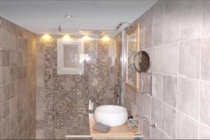 Beau studio avec mezzanine