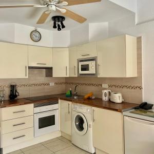 1 Bed Duplex, Pool View In Castle Harbour C113