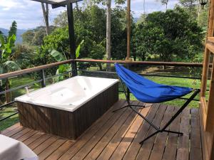 Cabaña tipo glamping en finca cafetera con zonas verdes, avistamiento de aves, paisaje cafetero