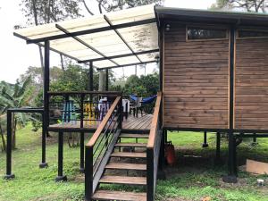 Cabaña tipo glamping en finca cafetera con zonas verdes, avistamiento de aves, paisaje cafetero