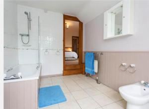3 bed rooms 2 en-suite - spacious with 90sqm garden - self check in - pet friendly - Central, near beach