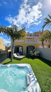 Sea view duplex private jacuzzi, garden, terras and shared pool