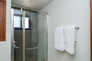 Oreo Home 75inch TV 5mints from Beach & City