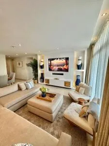 CoastalHome 75inch TV 5min drive to the City & Beach - Sea View