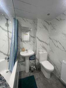3 Bed Serviced Accommodation with Free Parking & Tram Stop, 10 minutes from Airport and Center