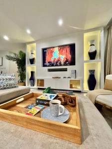 CoastalHome 75inch TV 5min drive to the City & Beach