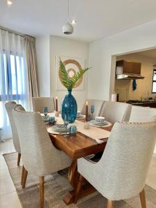 CoastalHome 75inch TV 5min drive to the City & Beach