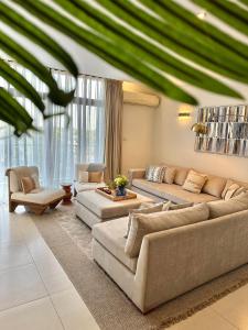 CoastalHome 75inch TV 5min drive to the City & Beach