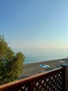 Betty's Beach House - by the Sea - Kámpos