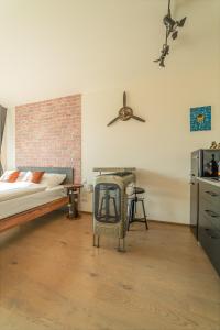 IndustriaLux Suite by Rentez