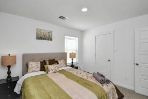 Lakeside 4 Bedroom With King Bed Near Downtown