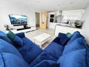 Rooms Near Me - Rare Find! 2 Bed Open Plan Apartment, Walsall City Centre, Smart Tv, Ensuite, M6 J9, Parking Nearby - 沃尔索尔