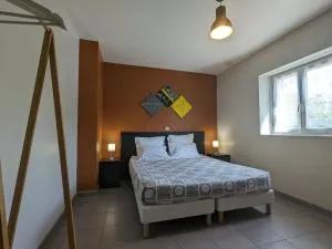 Chambre PMR avec Salle d'Eau Privative, Grande Lit, et Petit-Déjeuner Inclus in Neuvy-Saint-Sépulchre - FR-1-591-608 - Cluis