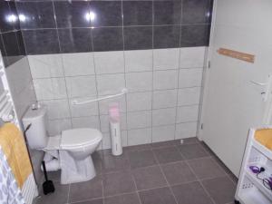 B&B / Chambres d'hotes Chambre PMR avec Salle d-Eau Privative, Grande Lit, et Petit-Dejeuner Inclus in Neuvy-Saint-Sepulchre - FR-1-591-608 : photos des chambres