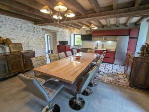 Maisons de vacances Maison familiale avec piscine privee chauffee, pres de Pithiviers et Fontainebleau, a 1h30 de Paris - FR-1-590-438 : photos des chambres