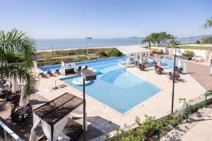 Apto Vista Mar Home Club Pé na Areia 3 Quartos Ares Condicionados Cozinha Completa Piscina Aquecida Jacuzzi Sauna Academia Quadra Playground Salão de Jogos 15min do Beto Carrero