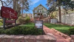 The Avenue Historic Mansion in DT Manitou Springs - Midway