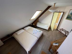 Hotels Logis Hotel Restaurant Auberge du Bougnat : Chambre Triple