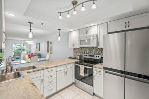 Siesta Bayside Pretty Fountain View