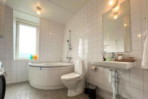 Trerumslägenhet centralt belägen med bubbelpool