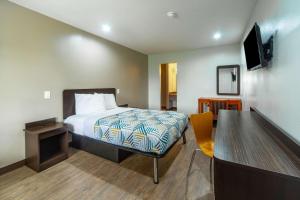 Deluxe King Room - Non-Smoking room in Motel 6-Livingston TX