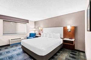 King Room - Mobility Accessible  room in SureStay Plus Hotel by Best Western Ottumwa