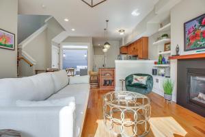 Vibrant Downtown Cincinnati Townhome with Sauna!