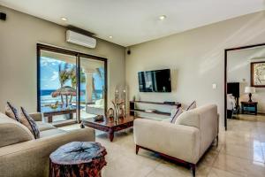 Sofi Beachfront villa in Tankah Bay!