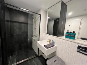 Midnight Luxe 2BR 2Bath 2Car 528 in the heart of Braddon Pool Sauna Gym Secure Parking Wifi Wine