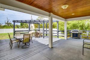 Close to Beaches Palm Coast Home with Deck! - 3hvězdičkové hotely ve městě Palm Coast