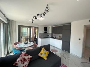 Appartement Neuf et Équipé À Deux Pas de la Mer et Face au Casino en Plein Centre