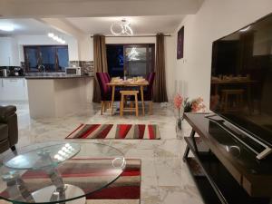 2023 & 2024 Winner of Travellers Award - Four Bedroom Houses & Studio Apartments - HS2 Contractors - NEC - Birmingham Airport - BCU & Aston University - Heartland Hospital - Jaguar - Star City