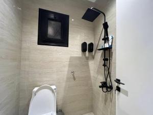 شقةبغرفة نوم وصالة وفناء خارجي