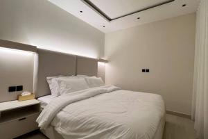 شقةبغرفة نوم وصالة وفناء خارجي