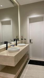 شقةبغرفة نوم وصالة وفناء خارجي