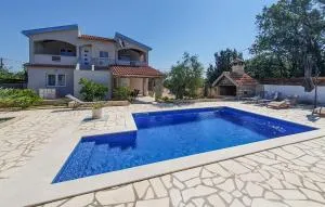 3 Bedroom Cozy Home In Sukosan - Gorica