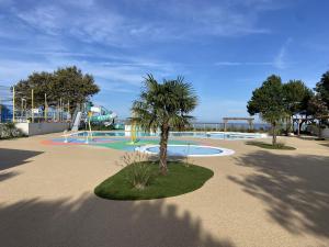 Maisons de vacances Mobile Home Excellente Situation, Proche Plage et Centre-ville, Ideal pour 4 Personnes - FR-1-709-56 : photos des chambres