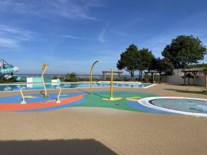 Maisons de vacances Mobile Home Excellente Situation, Proche Plage et Centre-ville, Ideal pour 4 Personnes - FR-1-709-56 : photos des chambres