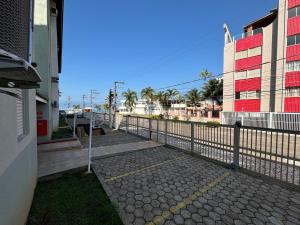 Desfrute bons momentos na praia Martim de Sá Pé na areia Aceitamos Pet pequeno porte
