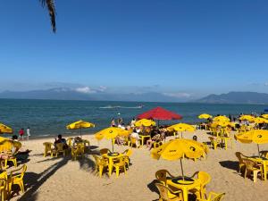 Desfrute bons momentos na praia Martim de Sá Pé na areia Aceitamos Pet pequeno porte
