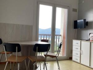 Appartement 2 Pièces avec Balcon, Vue sur Lac et Village - FR-1-593-114