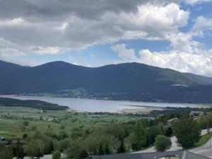 Appartement 2 Pièces avec Balcon, Vue sur Lac et Village - FR-1-593-114