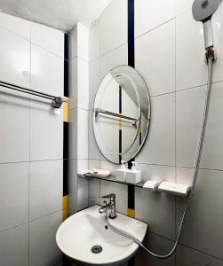 LushStay Private Dorm - Near Train Station - Free Water & Laundry