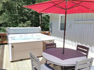 DoubleDen- AC, Hot Tub, Fire pit, Grill, Game Room