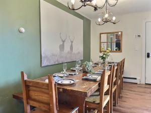 DoubleDen- AC, Hot Tub, Fire pit, Grill, Game Room